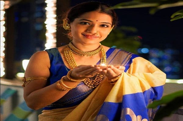 उर्मिला कोठारे : अभिनेत्री उर्मिला कोठारेनं चाहत्यांना मराठमोळ्या शुभेच्छा दिल्या आहेत. तिचा हा मराठमोळा लूक चाहत्यांच्या चांगलाच पसंतीस उतरला आहे.