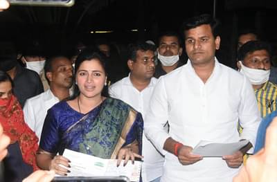 मातोश्रीबाहेर आंदोलनाचा इशारा, राणा दाम्पत्य मुंबईच्या दिशेला रवाना होण्याआधीच पोलिसांचा घेराव