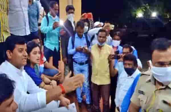 राणा दाम्पत्याच्या अटकेच्या निषेधार्थ बडनेरा रेल्वे स्थानकावर रेल्वे रोको, युवा स्वाभिमानचे 22 कार्यकर्ते पोलिसांच्या ताब्यात