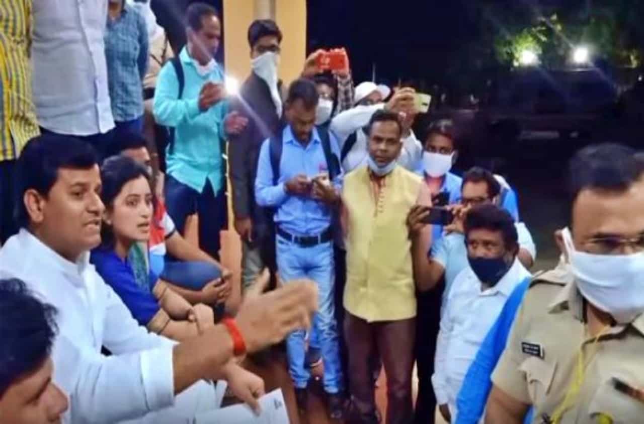 राणा दाम्पत्याच्या अटकेच्या निषेधार्थ बडनेरा रेल्वे स्थानकावर रेल्वे रोको, युवा स्वाभिमानचे 22 कार्यकर्ते पोलिसांच्या ताब्यात