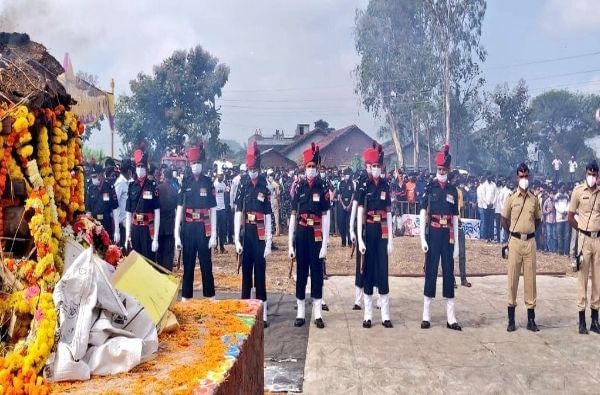 शुक्रवारी पाकिस्तानने शस्त्रसंधीचं उल्लंघन केल्यानंतर भारत आणि पाकिस्तानमध्ये झालेल्या चकमकीत शहीद जवान ऋषिकेश जोंधळे आणि भूषण सतई या दोन जवानांना वीरमरण आलं.