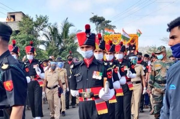 पाकिस्तानने  शुक्रवारी केलेल्या भ्याड हल्ल्यात कोल्हापूरचा 20 वर्षीय जवान ऋषीकेश जोंधळे आणि नागपूरचा 28 वर्षीय वीर भूषण सतई हे धारातीर्थी पडले. या दोन्ही शहीद जवानांवर त्यांच्या मूळगावी अंत्यसंस्कार करण्यात आले