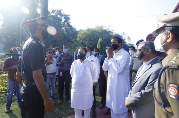 गृह मंत्री अनिल देशमुख आणि पालकमंत्री नितीन राऊत यांनी मानवंदना देत शहीद जवान भूषण सतई यांना अखेरचा निरोप दिला.