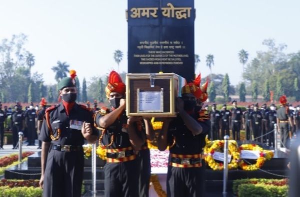 यावेळी अंत्यसंस्कारासाठी जमलेल्या हजारो नागरिकांना अश्रू अनावर झाले होते.