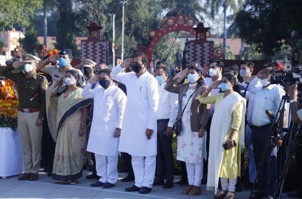 आज भाऊबीजेच्या सणादिवशी जड अंतरकरणाने त्यांना अखेरचा निरोप देण्यात आला. 