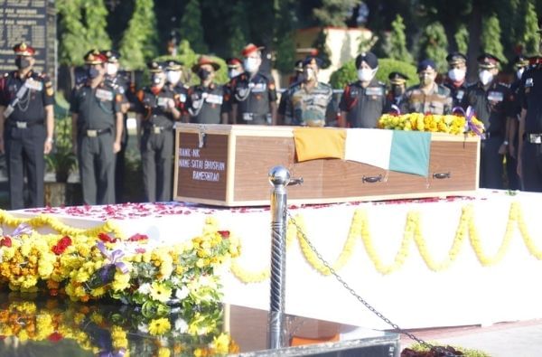 फोटोमध्ये तुम्ही पाहू शकता या शूर योद्धांना अखेरचा सलाम देण्यासाठी हजारो लोक उपस्थित होते.