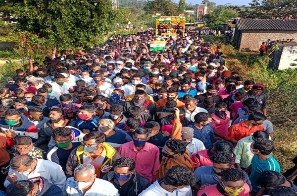 या अखेरच्या निरोपासाठी अवघं गाव मोठ्या संख्येनं जमा झालं होतं. 