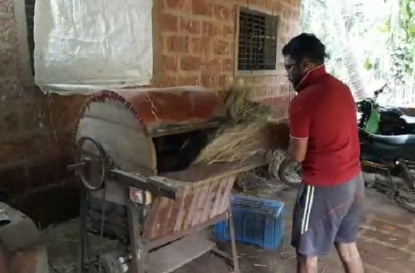 रत्नागिरीतील शेतकऱ्याची कमाल, शेतीवरील खर्च कमी करण्यासाठी टाकाऊ वस्तूपासून भात झोडणीच्या यंत्राची निर्मिती