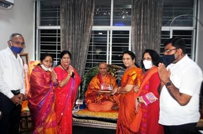 राम मंदिरासाठी बाळासाहेब ठाकरे यांचं योगदान अविस्मरणीय, चांदीची वीट स्वीकारताना राम मंदिर न्यासचे कोषाध्यक्ष स्वामी गोविंदगिरी यांचे उद्गार