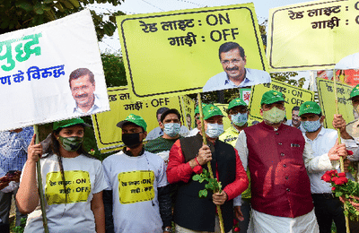 PHOTO | दिल्लीत रेड लाईट ऑन, गाडी ऑफ मोहिमेच्या दुसऱ्या टप्प्याला सुरुवात, हवा प्रदूषणाला टॅकल करण्याचा प्रयत्न