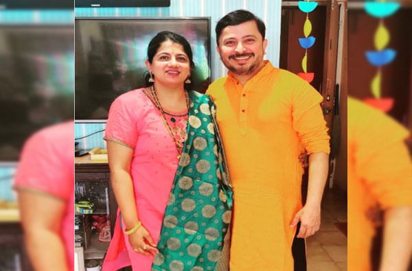 ‘मराठी बिग बॉस’ फेम अभिजीत केळकरने देखील पत्नीसोबतचा फोटो शेअर करत पाडव्याच्या शुभेच्छा दिल्या आहेत.
