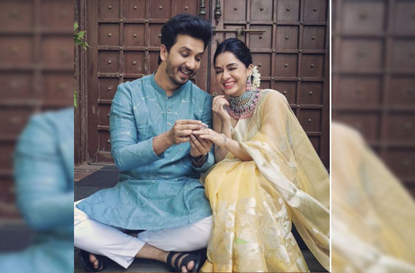 अभिनेता अभिजीत खांडकेकर आणि अभिनेत्री सुखदा खांडकेकर यांनी गोड फोटो शेअर करत एकमेकांना पाडव्याच्या शुभेच्छा दिल्या आहेत.