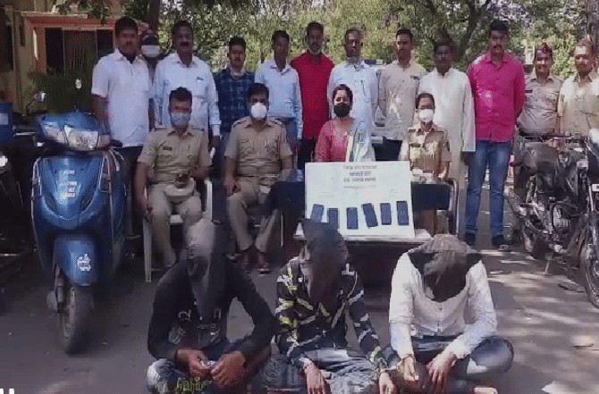 रस्त्याने बोलत जाणाऱ्यांचे मोबाईल पळवायचे, सोलापूर पोलिसांकडून तीन आरोपींना बेड्या