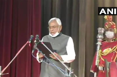 बिहारमध्ये पुन्हा नितीशराज!; नितीश कुमार यांनी घेतली मुख्यमंत्रिपदाची शपथ