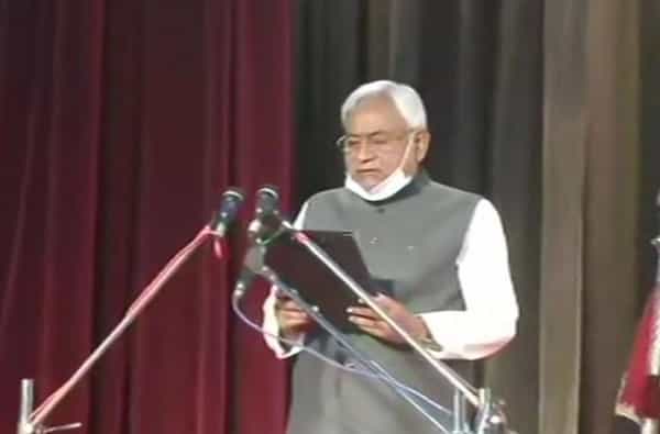 जेडीयूचे नेते नितीश कुमार (Nitish Kumar) यांनी आज बिहारच्या मुख्यमंत्रिपदाची सातव्यांदा सूत्रे स्वीकारली. राज्यपाल फागू चौहान यांनी त्यांना पद आणि गोपनीयतेची शपथ दिली.