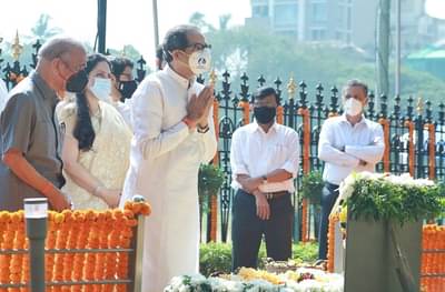 PHOTO : शिवसेनाप्रमुख बाळासाहेब ठाकरेंचा स्मृतीदिन, उद्धव ठाकरेंचं सहकुटुंब अभिवादन
