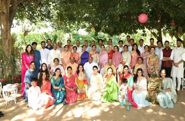 राष्ट्रवादीचे अध्यक्ष शरद पवार यांनी बारामतीतील गोविंदबागेत संपूर्ण कुटुंबासोबत दिवाळी पाडवा साजरा केला.हा पाडवा साजरा केल्यानंतर संपूर्ण कुटुंबाचं फोटोसेशनही पार पडलं.