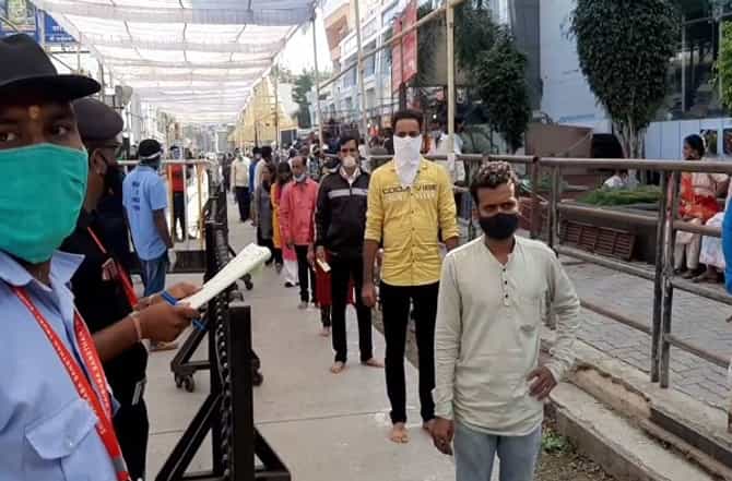 शिर्डीमध्ये मंदिर सुरू झालं पण भाविक आणि प्रशासन नियम पाळतंय का? वाचा रिअॅलिटी चेक
