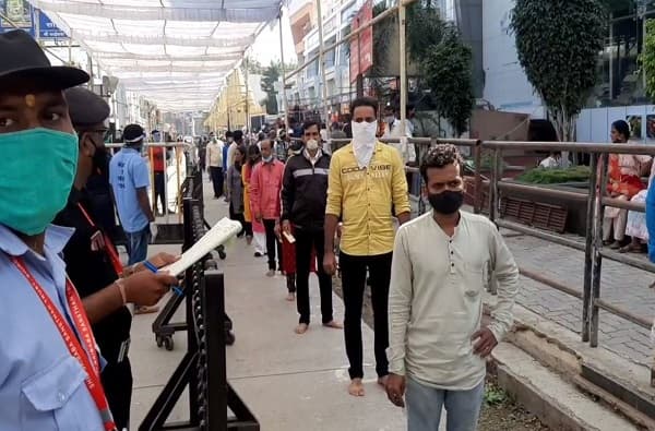 शिर्डीमध्ये मंदिर सुरू झालं पण भाविक आणि प्रशासन नियम पाळतंय का? वाचा रिअॅलिटी चेक