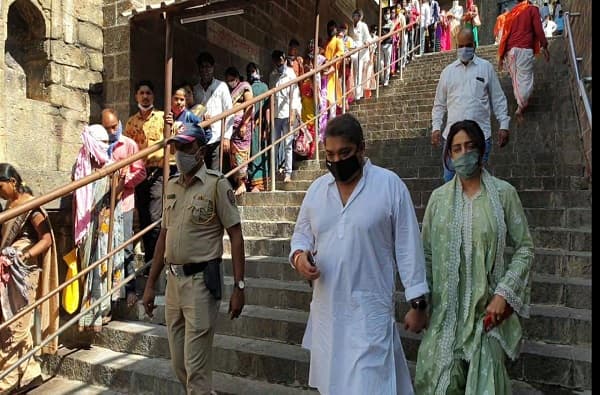 तुळजाभवानी मंदिरात VIP भक्तांचा सुळसुळाट, सामान्य भाविकांच्या रांगा तर आमदार, अभिनेत्रींना थेट दर्शन!