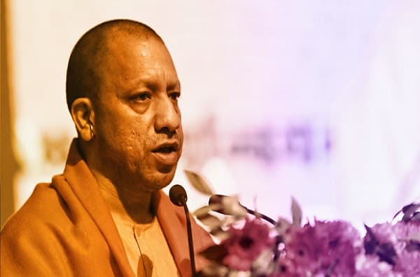 Uttar pradesh : योगींनी घेतली विंग कमांडर पृथ्वी सिंह चौहानांच्या कुटुंबियांची भेट, योगींकडून मदत जाहीर