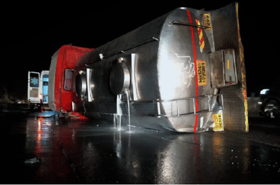 दुधाचा टँकर उलटून 50 फूट फरफटत, पुणे मुंबई एक्सप्रेस वेवर थरार, एकाचा जागीच मृत्यू