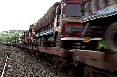 कोकण रेल्वे मार्गावर विचित्र अपघात, चालत्या रो-रो गाडीवरील ट्रक खाली पडला, चालकाने प्रसंगावधानाने वाचला जीव