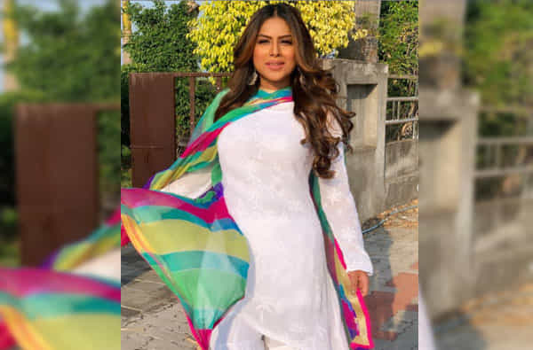 'नागिन' फेम निया शर्मा सोशल मीडियावर खूप सक्रिय असते. सणांच्या काळात ती नेहमी पारंपरिक वेशातील आपले फोटो शेअर करत असते.
