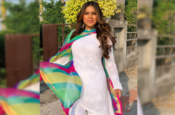 'नागिन' फेम निया शर्मा सोशल मीडियावर खूप सक्रिय असते. सणांच्या काळात ती नेहमी पारंपरिक वेशातील आपले फोटो शेअर करत असते.