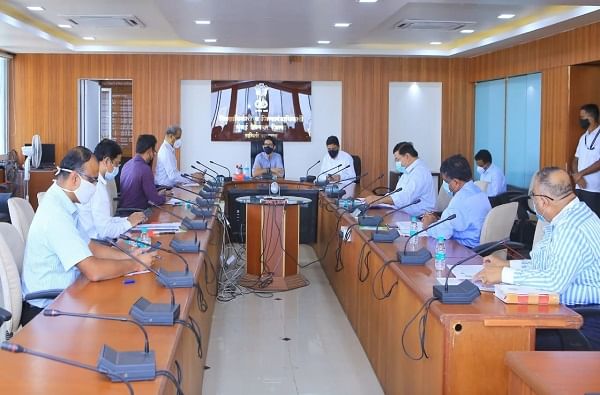 दिवाळीनंतर कोरोनाची दुसरी लाट येण्याची शक्यता! मुंबई महापालिका प्रशासनाच्या तयारीचा आदित्य ठाकरेंकडून आढावा दिवाळीनंतर कोरोनाची दुसरी लाट येण्याची शक्यता! मुंबई महापालिका प्रशासनाच्या तयारीचा आदित्य ठाकरेंकडून आढावा