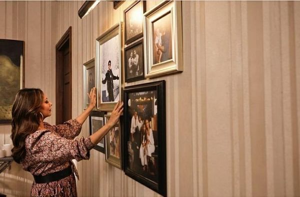 बॉलिवूडचं लाडकं कपल गौरी आणि शाहरुख खान यांनी एका स्पर्धेच्या माध्यमातून आपलं घर लोकांसाठी खुलं करण्याचं ठरवलं आहे. यासाठी एअरबीएनबीसोबत त्यांनी पार्टनरशीप केली आहे.  (फोटो - शाहरुख खान, इन्स्टाग्राम)
