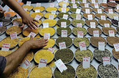 सर्वसामान्यांसाठी खुशखबर; डाळींचे भाव पुन्हा घसरले, चणा डाळ 60, तूर डाळ 90 रुपये किलो