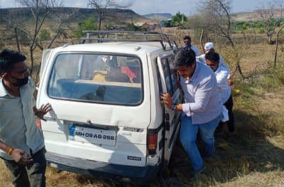 रोहित पवार अपघातग्रस्तांच्या मदतीला धावले; ओमनी कारला धक्का मारून खड्ड्यातून बाहेर काढलं