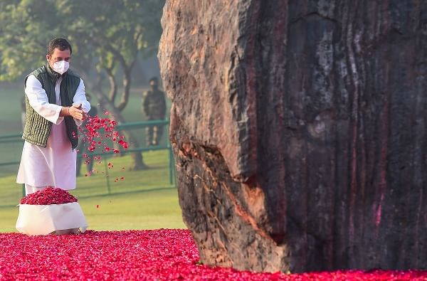 काँग्रेस नेते राहुल गांधी यांनी माजी पंतप्रधान इंदिरा गांधी यांना 103 व्या जंयतीनिमित्त शक्तिस्थळ येथे जाऊन अभिवादन केले.