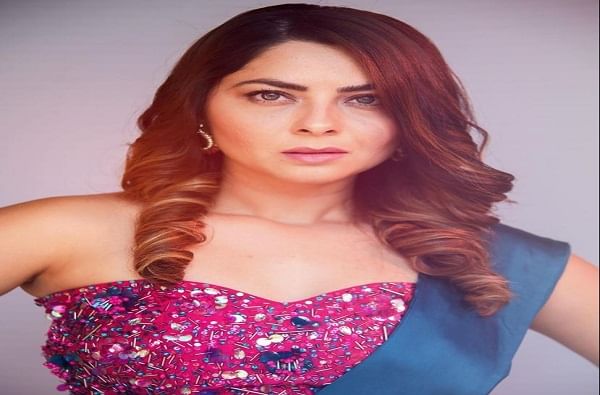 अभिनेत्री सोनाली कुलकर्णी सध्या 'डान्सिंग क्वीन' या शोमध्ये परीक्षिकाची भूमिका साकारत आहे. ती या शो संदर्भातील गंमती जमती सोशल मीडियावर शेअर करत असते.