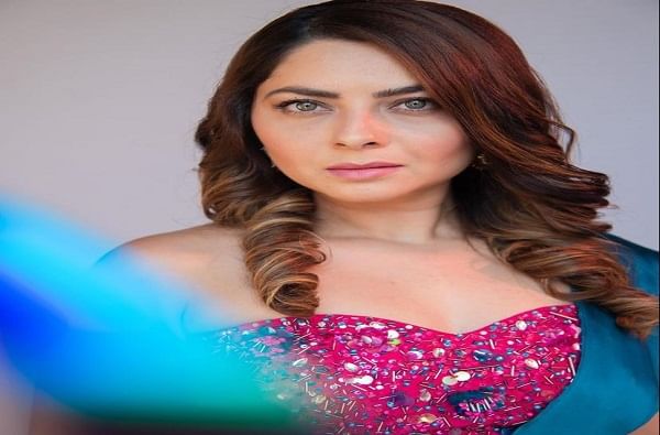 तिच्या मनमोहक सौंदर्यानं ती नेहमीच 'डान्सिंग क्वीन' च्या सेटवर सगळ्यांचं लक्ष वेधत असते.