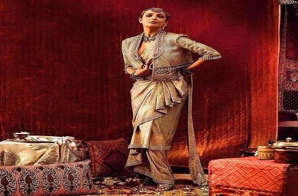 सोनेरी रंगाच्या या आऊटफिटमध्ये तिचं सौंदर्य आणखीच खुलून दिसत आहे.