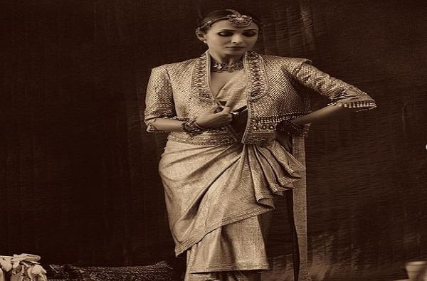 या फोटोमध्ये तिनं पारंपारिक लूक ठेवला आहे.