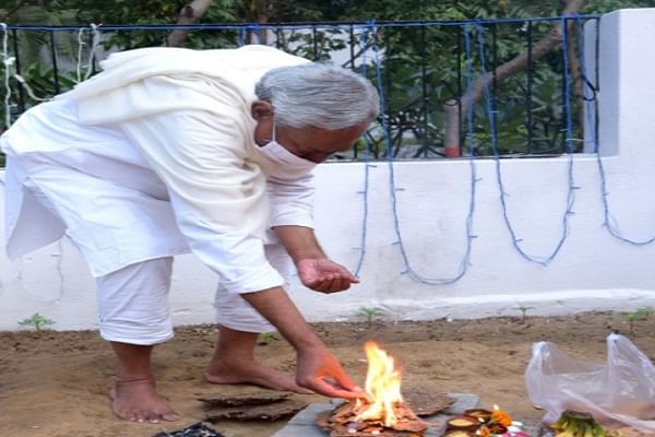 Bihar CM Nitish Kumar offered prayers on the last day of ChhathPuja