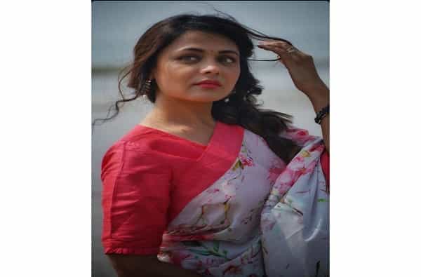 अभिनेत्री प्रार्थना बेहेरे सध्या तिच्या वेगळ्या अंदाजामुळे चर्चेत आहे. (Prathna Behera's 'retro' look)