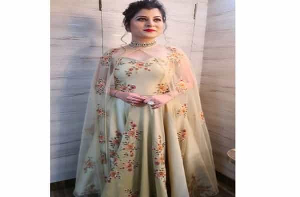 आपल्या मधूर आवाजानं सर्वांचं लक्ष वेधणारी गायिका सावनी रविंद्रचा हा खास लूक आता समोर आला आहे.