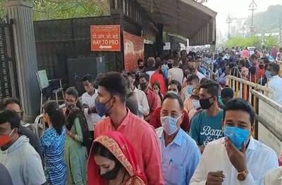 PHOTO : शिर्डी साई मंदिरात अलोट गर्दी, सोशल डिस्टन्सिंगचे तीन तेरा