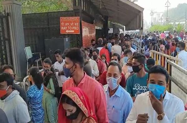 PHOTO : शिर्डी साई मंदिरात अलोट गर्दी, सोशल डिस्टन्सिंगचे तीन तेरा