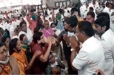 फलकावरून सुशीलकुमार शिंदेंचा फोटो गायब; महाविकास आघाडीच्या बैठकीत काँग्रेसचा तुफान राडा