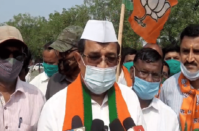 सरकारने जनतेला विश्वासघाताचा शॉक दिलाय, विखे पाटलांंकडून वीज बिलांची होळी