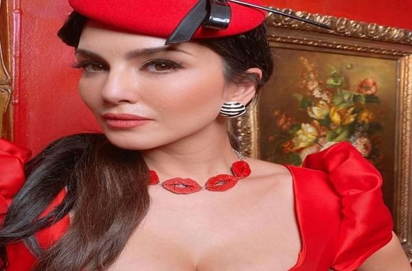 लाल रंगाच्या या ड्रेसमध्ये तिचं सौंदर्य अधिकच खुलून उठत असून ती अप्रतिम दिसत आहे. तिच्या चाहत्यांना तिचा हा लूक प्रचंड आवडला आहे.