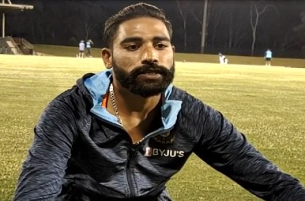 आई म्हणाली सर्वांनाच जायचंय, वडिलांचं स्वप्न पूर्ण कर, वडिलांच्या निधनानंतर मोहम्मद सिराज भावूक आई म्हणाली सर्वांनाच जायचंय, वडिलांचं स्वप्न पूर्ण कर, वडिलांच्या निधनानंतर मोहम्मद सिराज भावूक