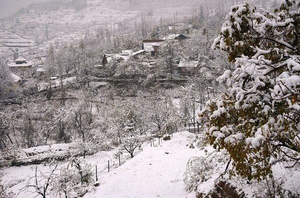 झालेल्या वर्फवृष्टीमुळे काश्मीर खोऱ्यात बर्फाची पांढरी चादर पाहायला मिळत आहे. 