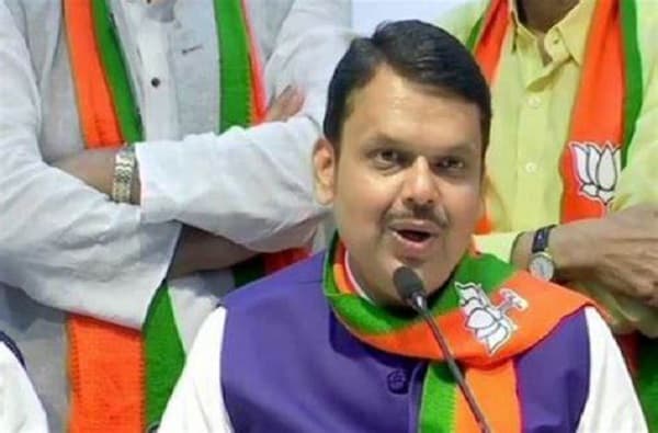 तुमचा भ्रष्टाचार बाहेर काढला म्हणून आम्ही महाराष्ट्रद्रोही काय? देवेंद्र फडणवीसांचा शिवसेना नेत्यांवर हल्लाबोल