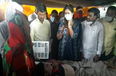 अपघातात जखमी झालेल्या ऊसतोड मजुराच्या कुटुंबाचे पंकजा मुंडेंकडून सांत्वन, कुटुंबाला घेतलं दत्तक